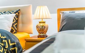 Exquisite 2-Bedroom Penthouse-Sleeps 7-Free Parking With Workstations & High-Speed Wifi