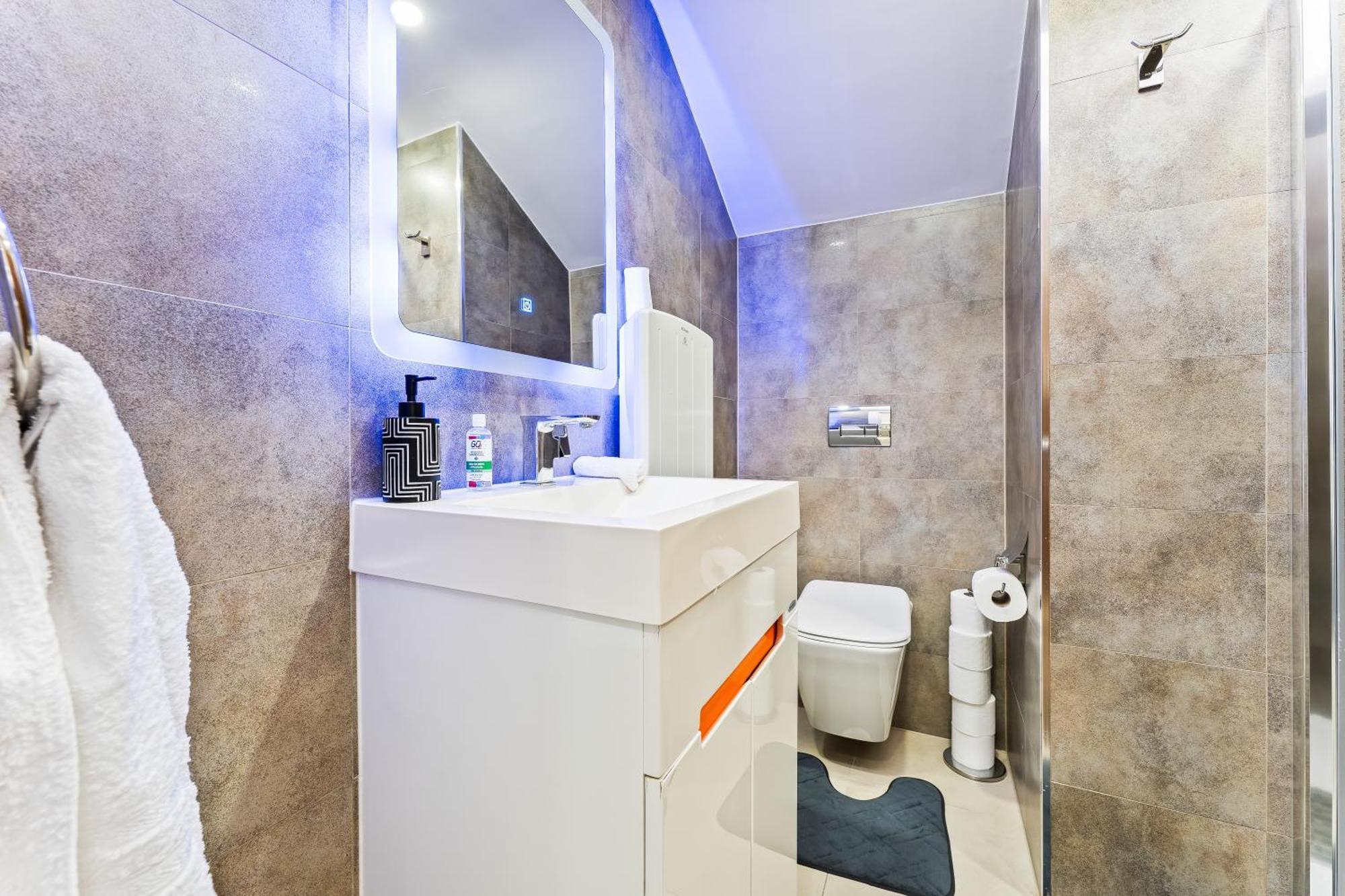 Exquisite 2-Bedroom Penthouse-Sleeps 7-Free Parking With Workstations & High-Speed Wifi Birmingham Exterior photo
