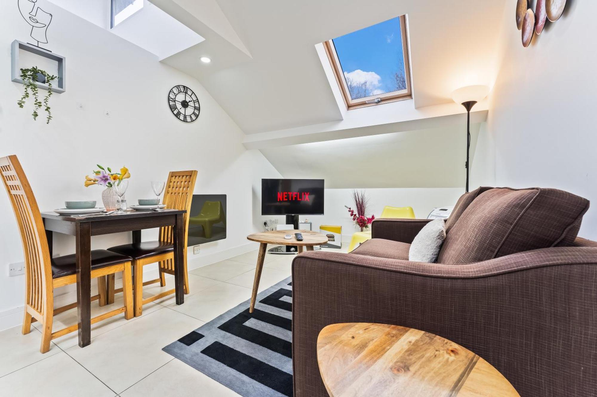 Exquisite 2-Bedroom Penthouse-Sleeps 7-Free Parking With Workstations & High-Speed Wifi Birmingham Exterior photo