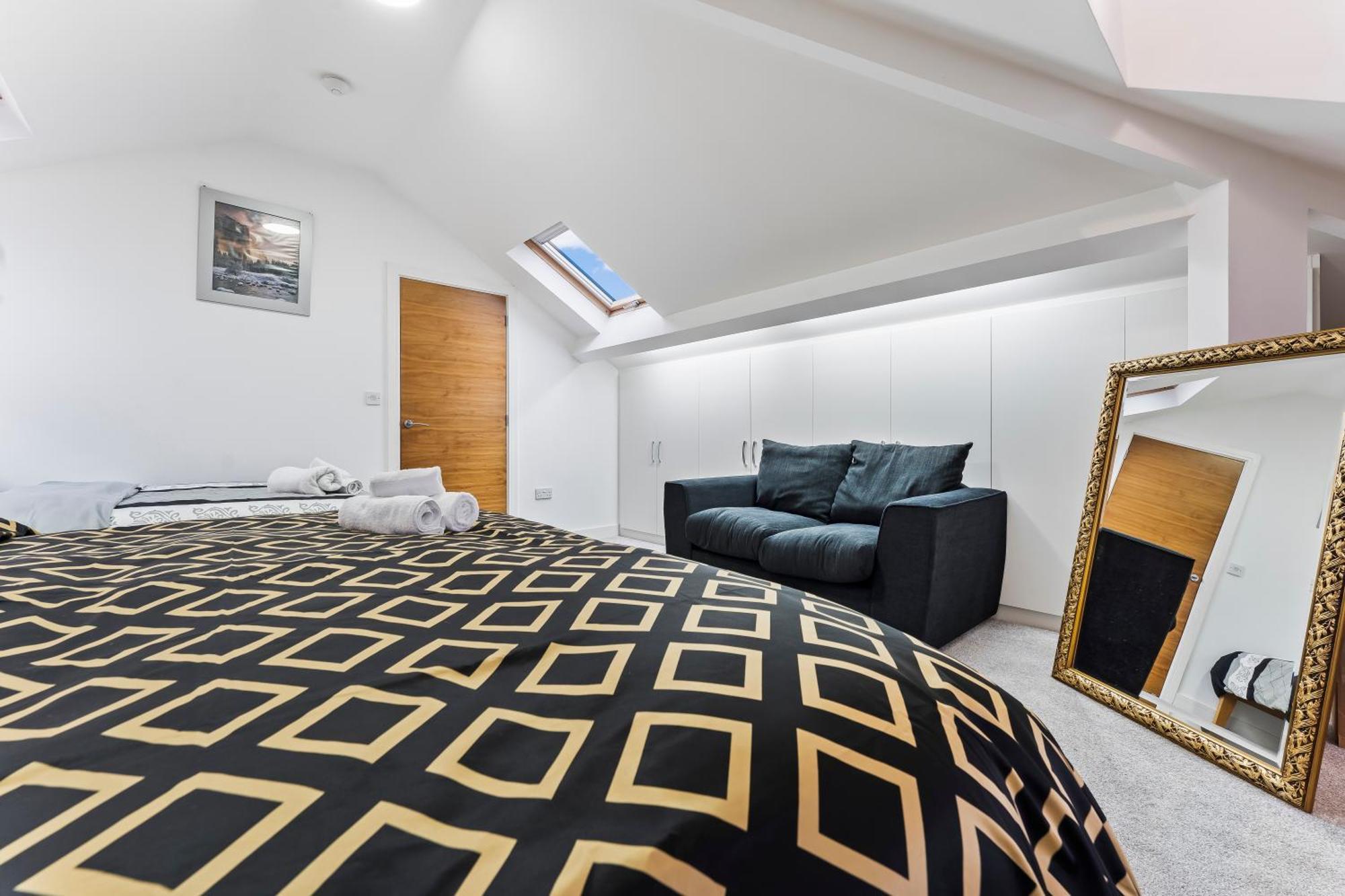 Exquisite 2-Bedroom Penthouse-Sleeps 7-Free Parking With Workstations & High-Speed Wifi Birmingham Exterior photo