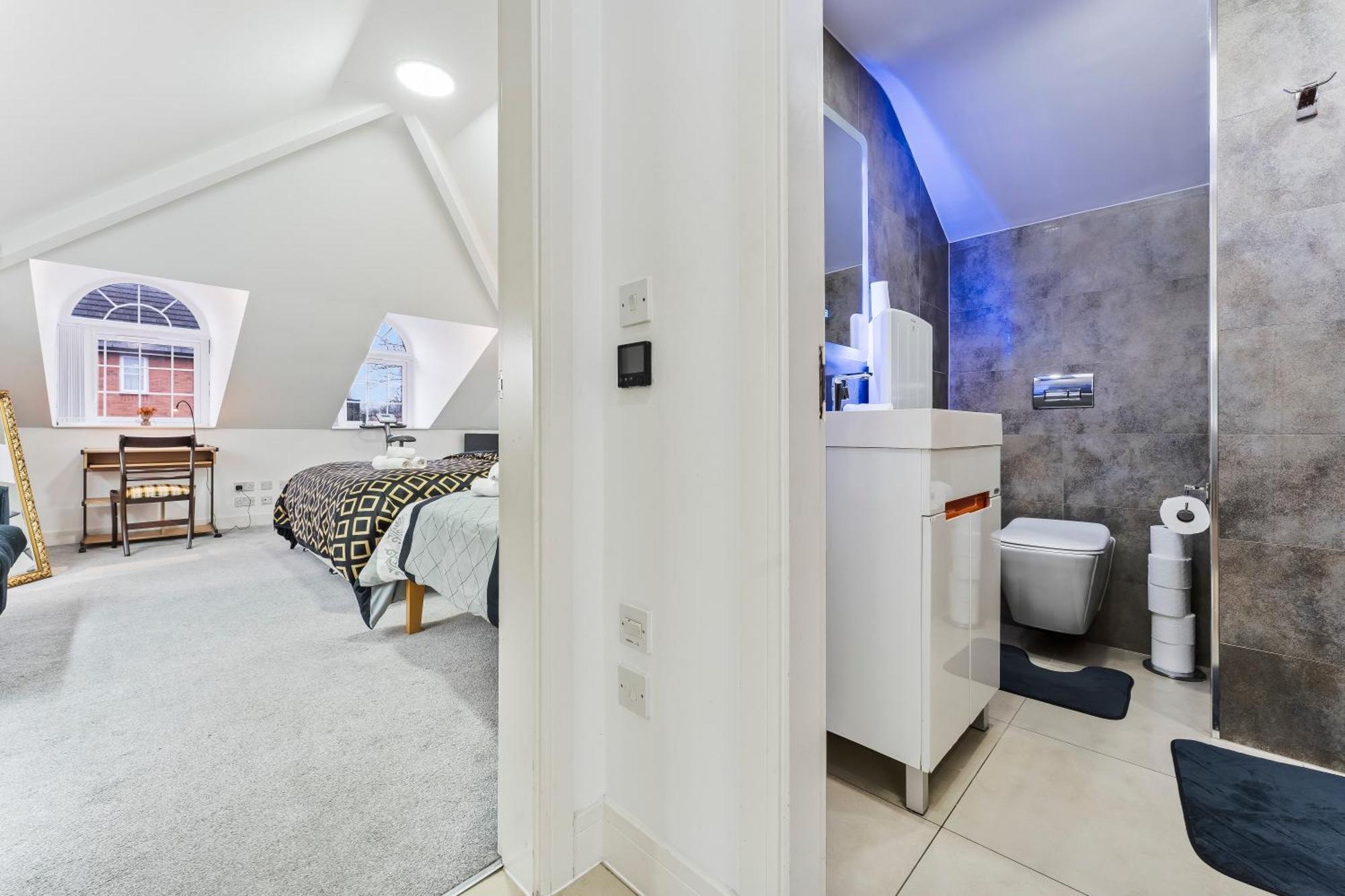 Exquisite 2-Bedroom Penthouse-Sleeps 7-Free Parking With Workstations & High-Speed Wifi Birmingham Exterior photo