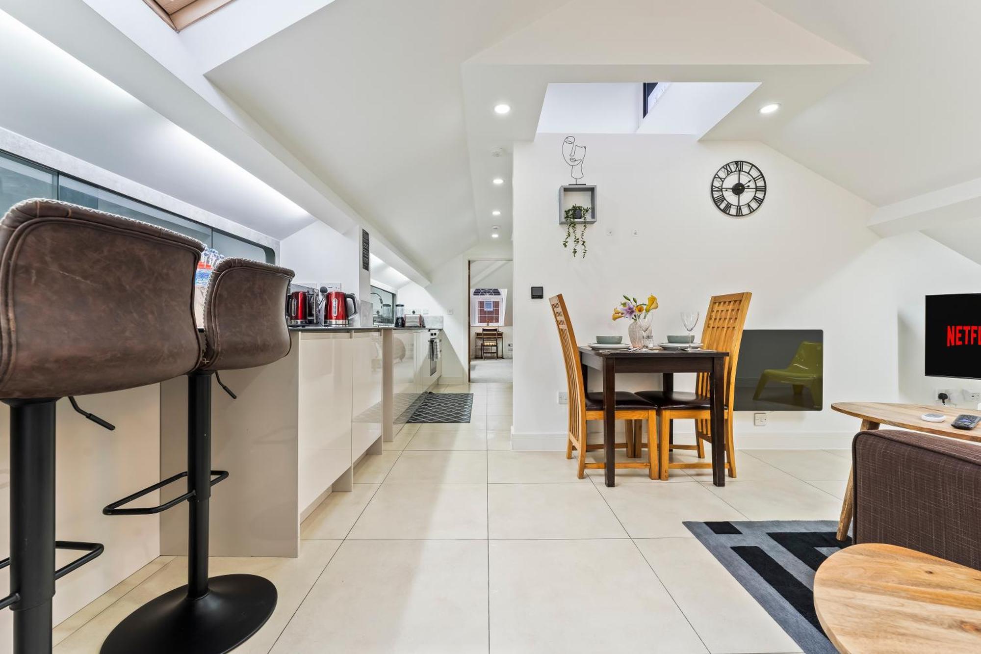 Exquisite 2-Bedroom Penthouse-Sleeps 7-Free Parking With Workstations & High-Speed Wifi Birmingham Exterior photo